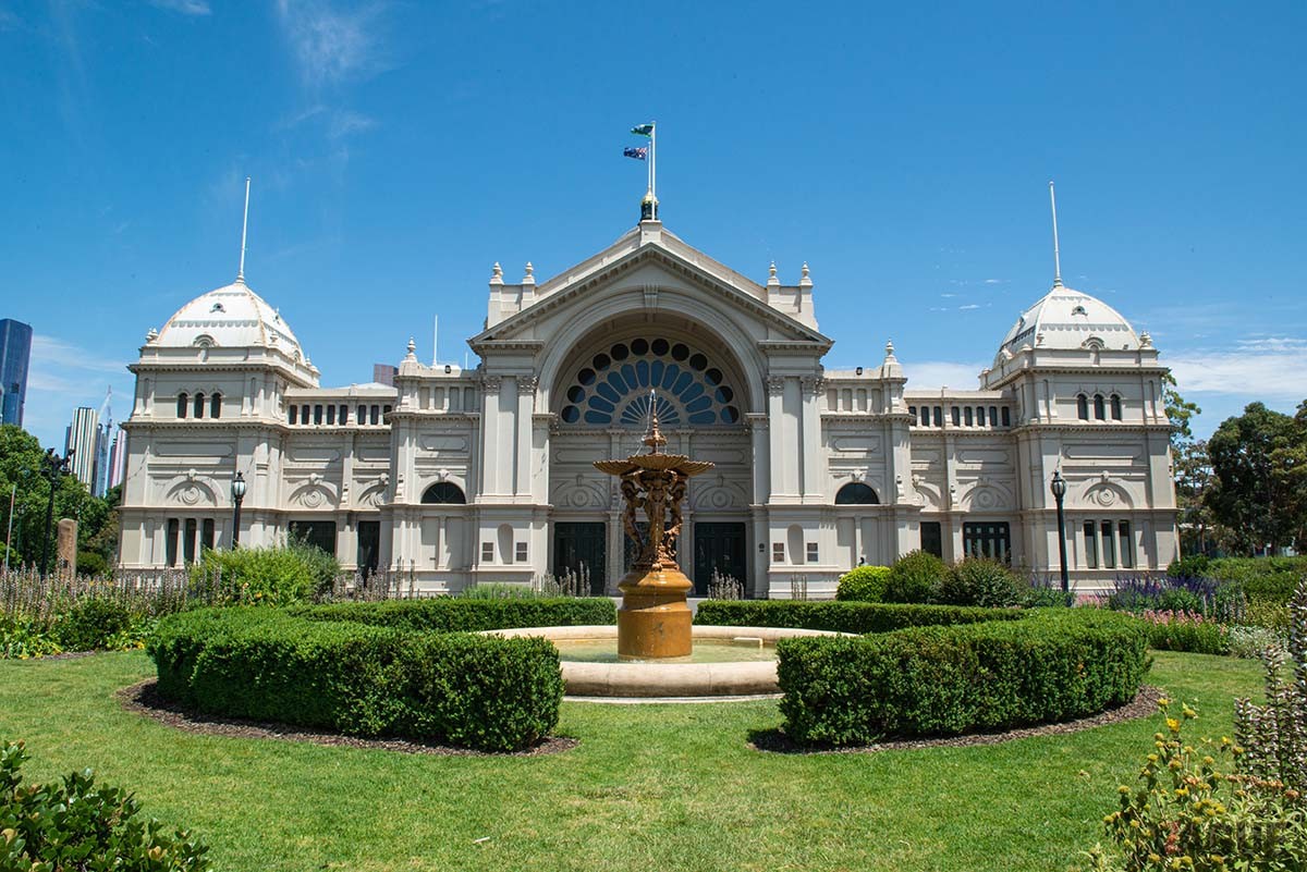 市内観光なら外せない場所。今も現役で稼働中の生きた世界遺産「王立博覧会場（別名　ロイヤル・エキシビション・ビルディング）」。訪れた日は、クラフトビールフェスタ開催中。