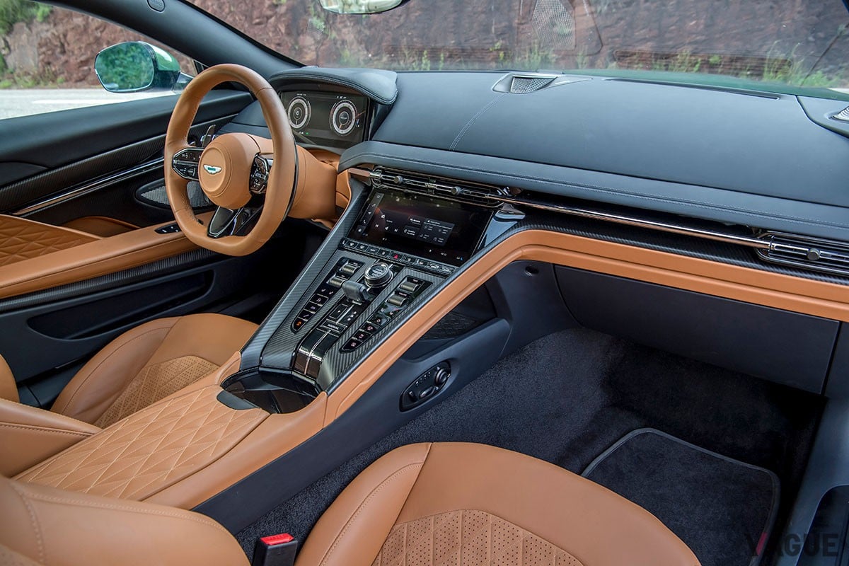 従来の「DB11」から大幅に進化を遂げた上に、丹精込めたつくり込みによって味わいもより濃密になったアストンマーティン新型「DB12」