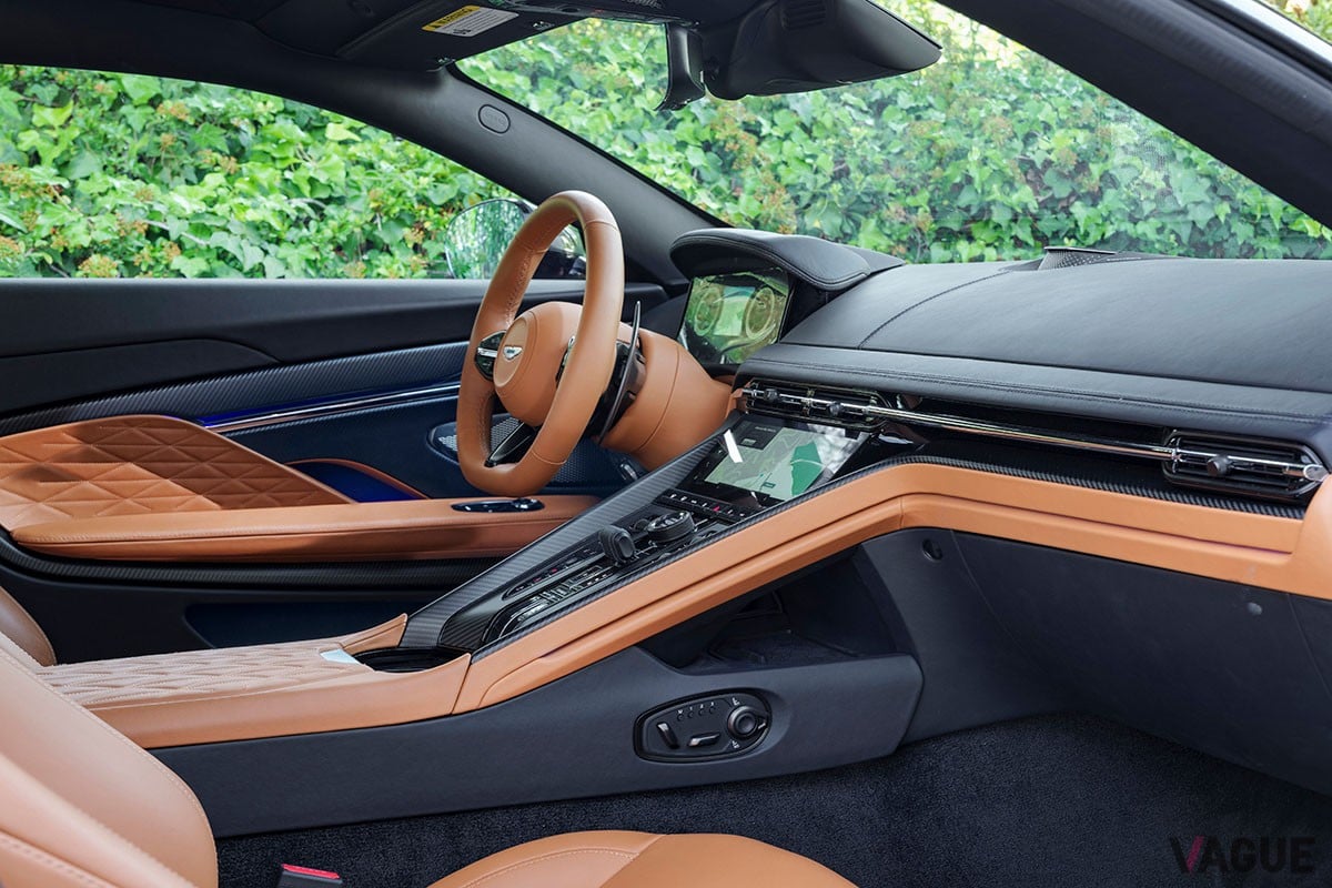 従来の「DB11」から大幅に進化を遂げた上に、丹精込めたつくり込みによって味わいもより濃密になったアストンマーティン新型「DB12」