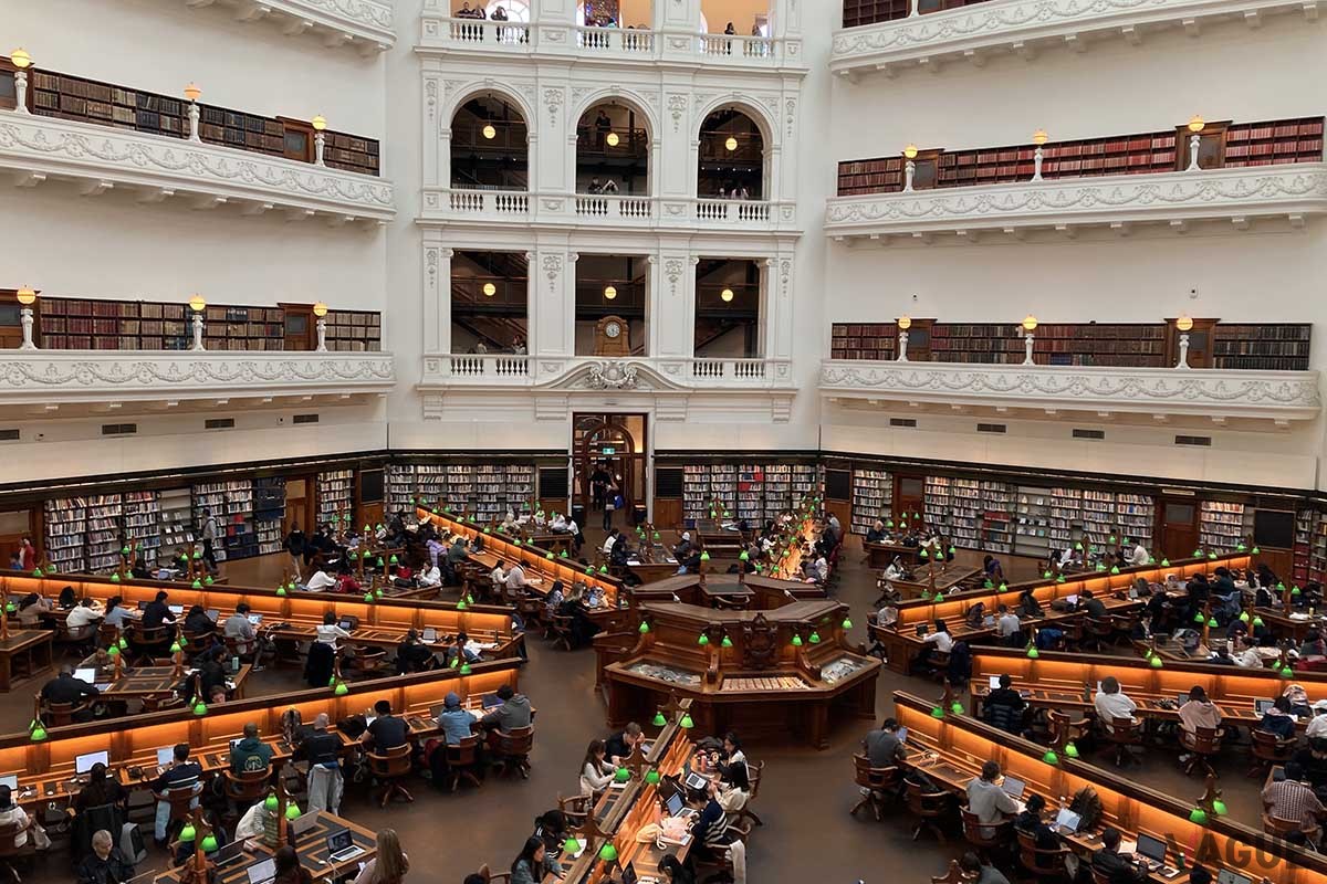 メルボルンで最も写真映えする建物の一つとして知られる「ビクトリア州立図書館」。