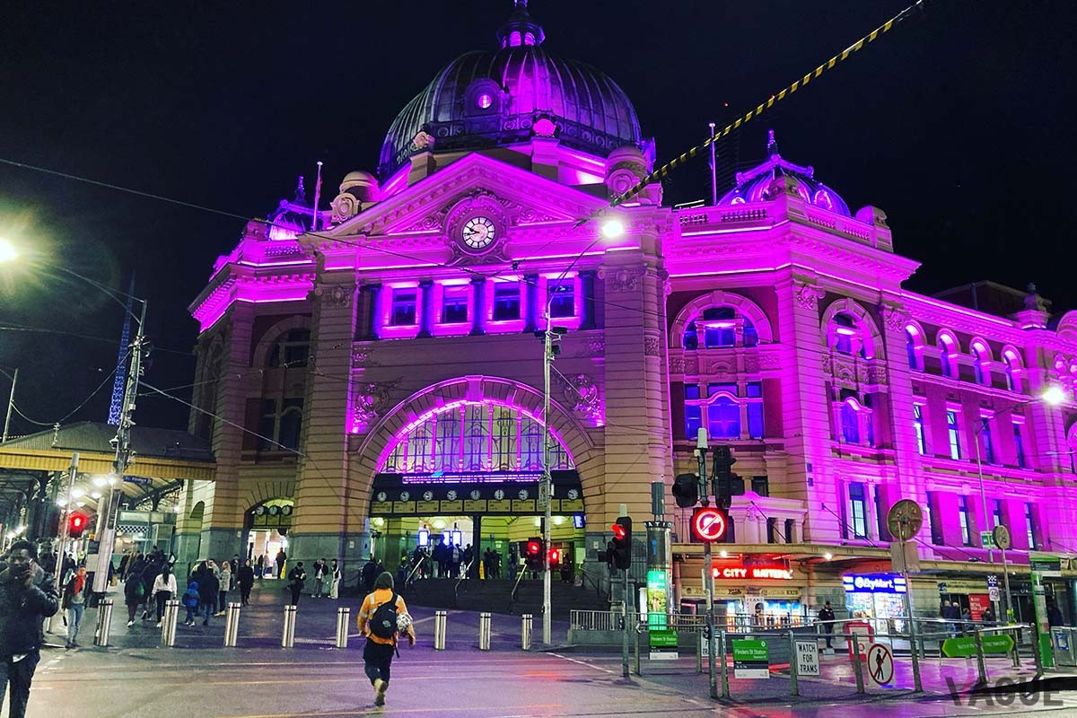 日によって色が変わるフリンダースストリート駅のライトアップが美しい。