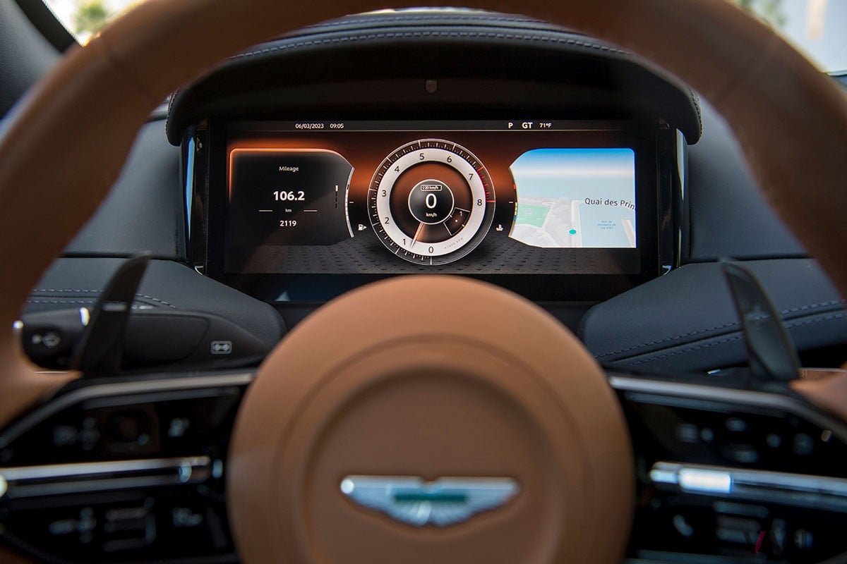 従来の「DB11」から大幅に進化を遂げた上に、丹精込めたつくり込みによって味わいもより濃密になったアストンマーティン新型「DB12」
