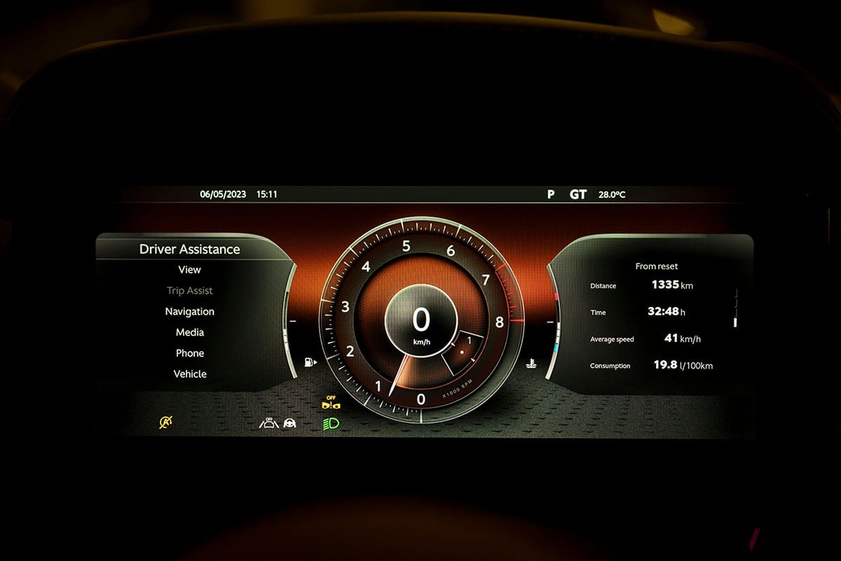 従来の「DB11」から大幅に進化を遂げた上に、丹精込めたつくり込みによって味わいもより濃密になったアストンマーティン新型「DB12」