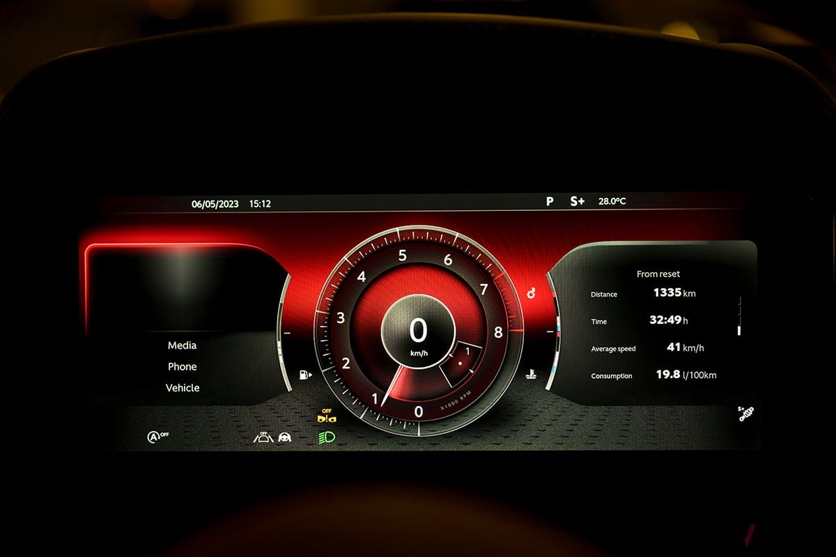従来の「DB11」から大幅に進化を遂げた上に、丹精込めたつくり込みによって味わいもより濃密になったアストンマーティン新型「DB12」