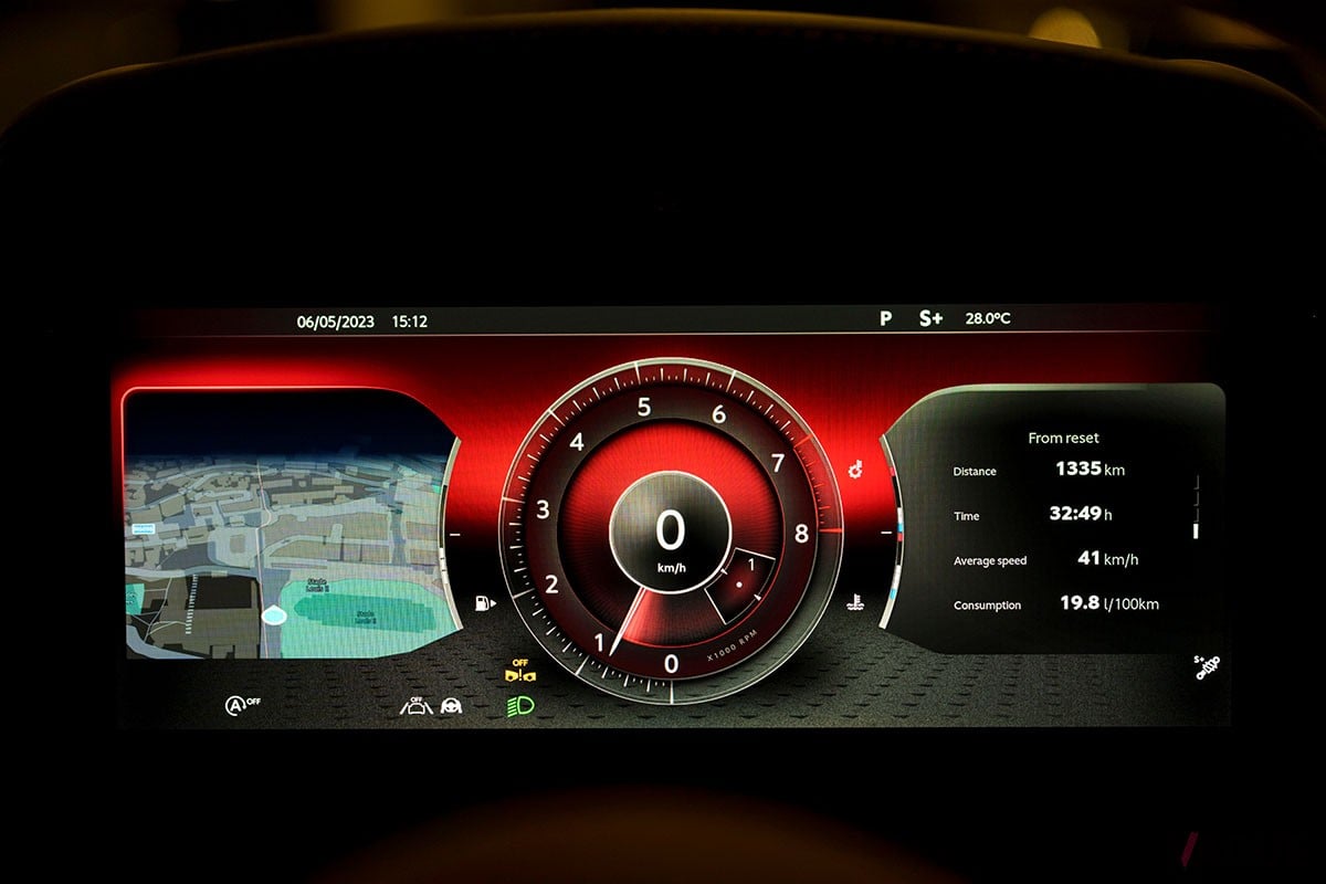 従来の「DB11」から大幅に進化を遂げた上に、丹精込めたつくり込みによって味わいもより濃密になったアストンマーティン新型「DB12」