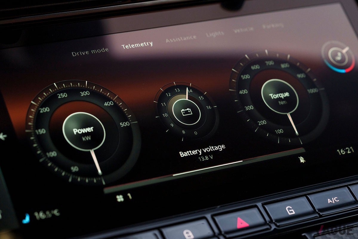 従来の「DB11」から大幅に進化を遂げた上に、丹精込めたつくり込みによって味わいもより濃密になったアストンマーティン新型「DB12」