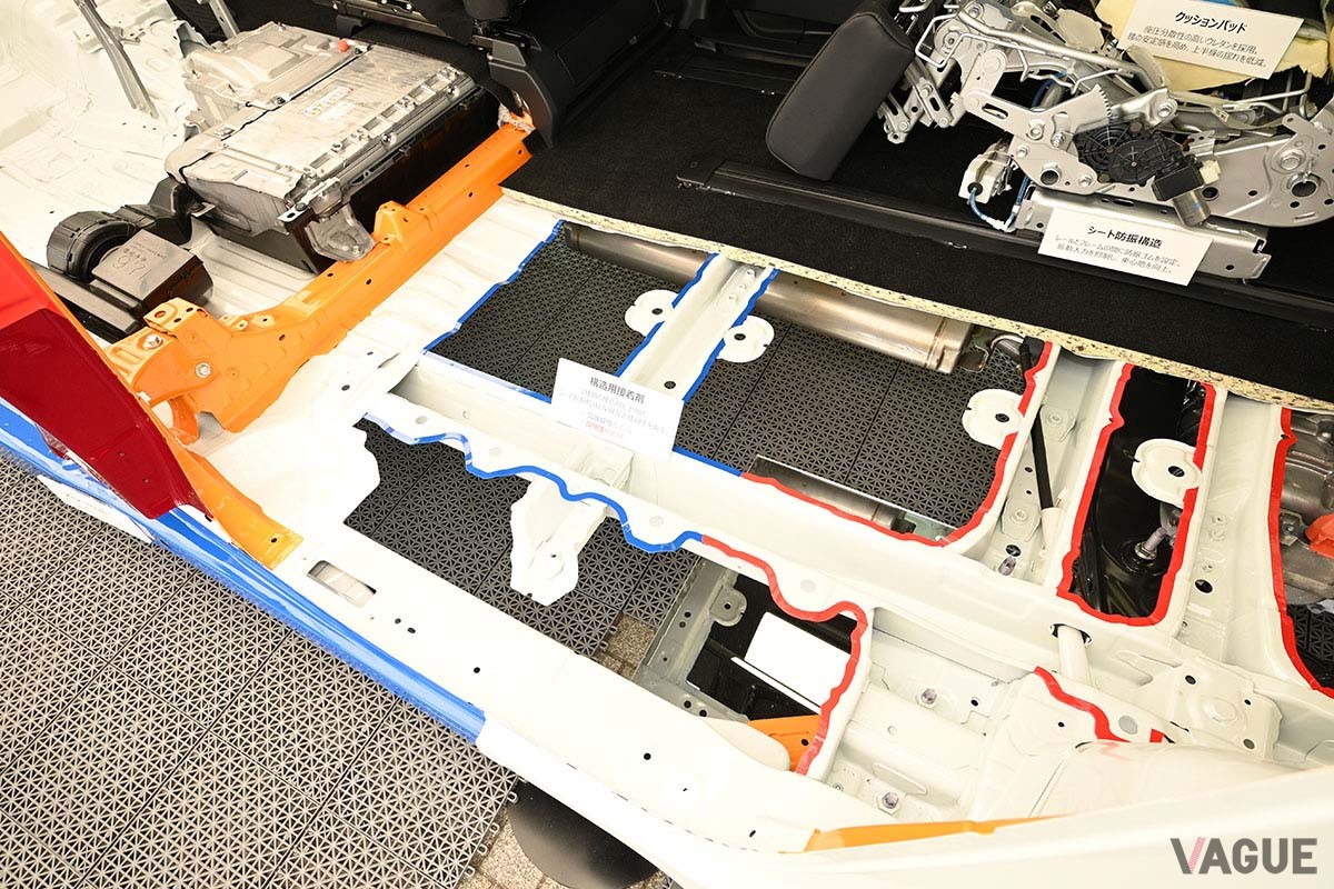 トヨタ新型「アルファード」と「ヴェルファイア」のカットボディ