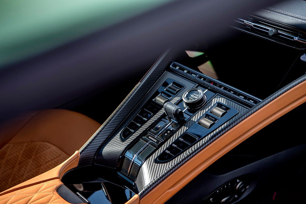従来の「DB11」から大幅に進化を遂げた上に、丹精込めたつくり込みによって味わいもより濃密になったアストンマーティン新型「DB12」