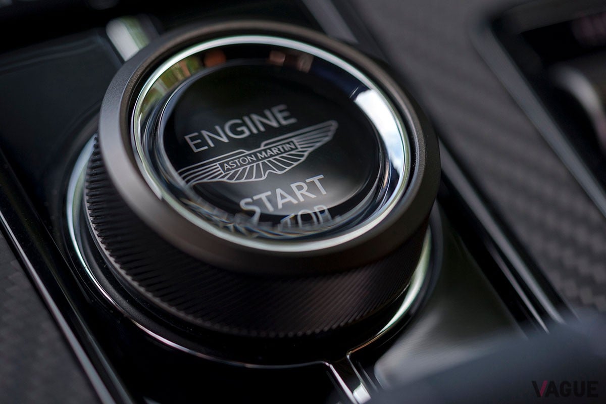 従来の「DB11」から大幅に進化を遂げた上に、丹精込めたつくり込みによって味わいもより濃密になったアストンマーティン新型「DB12」