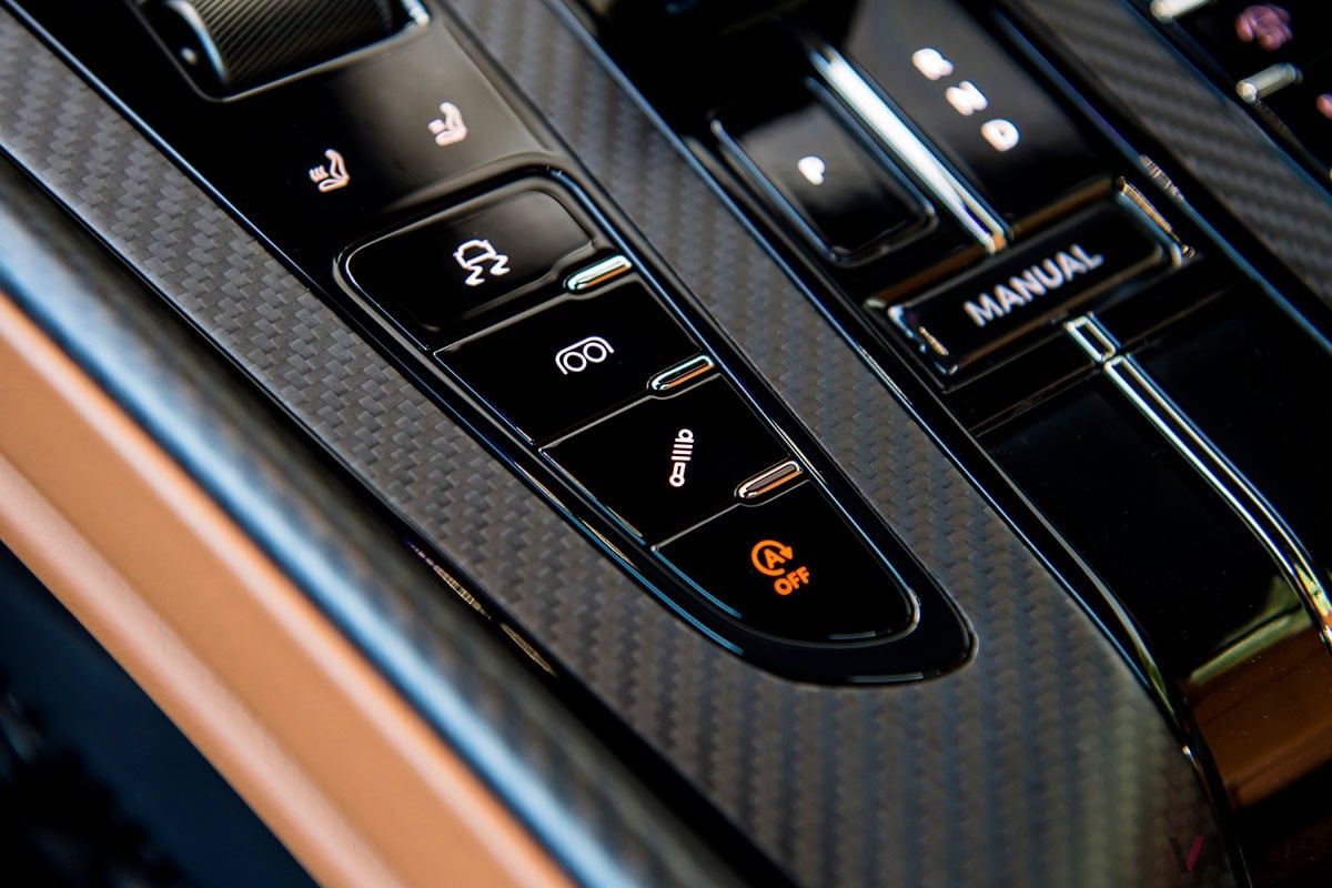 従来の「DB11」から大幅に進化を遂げた上に、丹精込めたつくり込みによって味わいもより濃密になったアストンマーティン新型「DB12」