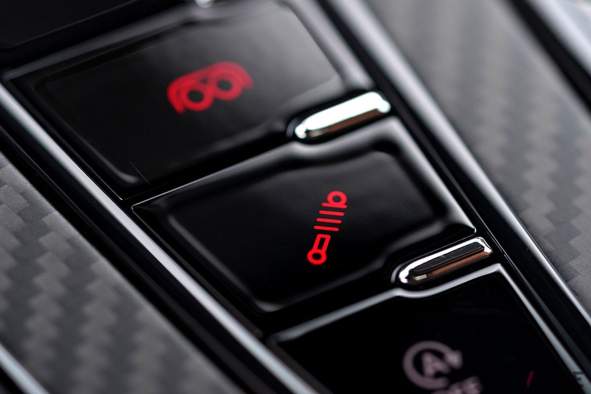 従来の「DB11」から大幅に進化を遂げた上に、丹精込めたつくり込みによって味わいもより濃密になったアストンマーティン新型「DB12」