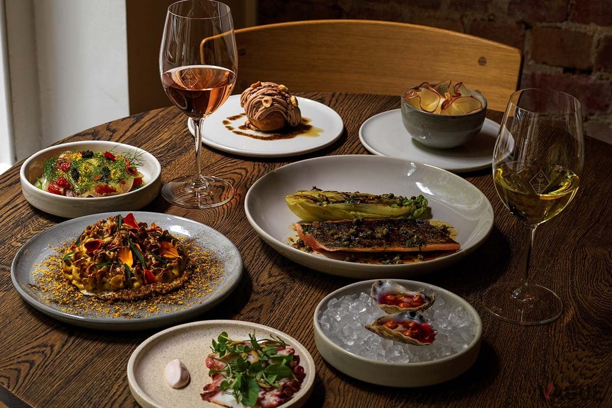 カリフラワーを選ぶと麹（メニューにもkojiと表記されています）を使ったクリーミーで香ばしい味が楽しめます。チキンは、ズッキーニやレモン、ハーブを使った爽やかな味わい。シンプルに見えて、ひと口食べてみると、意外なほどの豊かな香りと複雑味を感じました。デザートは、「ルバーブ」という、ルバーブ、りんご、ベイリーフ、ライムリーフ、アーモンドを使った冷たいデザートを選びました。