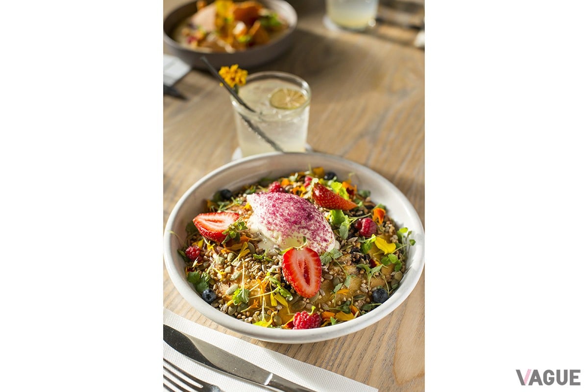 コーヒーが美味しいしいことでも知られるメルボルンですが、ミルクを加えたもの、例えばフラットホワイトやラテ、カプチーノなどは、日本からするとやや温度低めでサーブされることも。熱々をお望みなら、念のため「extra hotで」とお願いしましょう