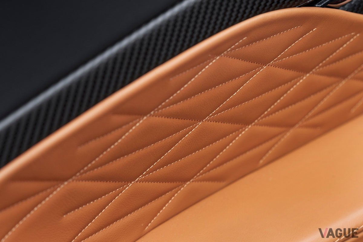 従来の「DB11」から大幅に進化を遂げた上に、丹精込めたつくり込みによって味わいもより濃密になったアストンマーティン新型「DB12」