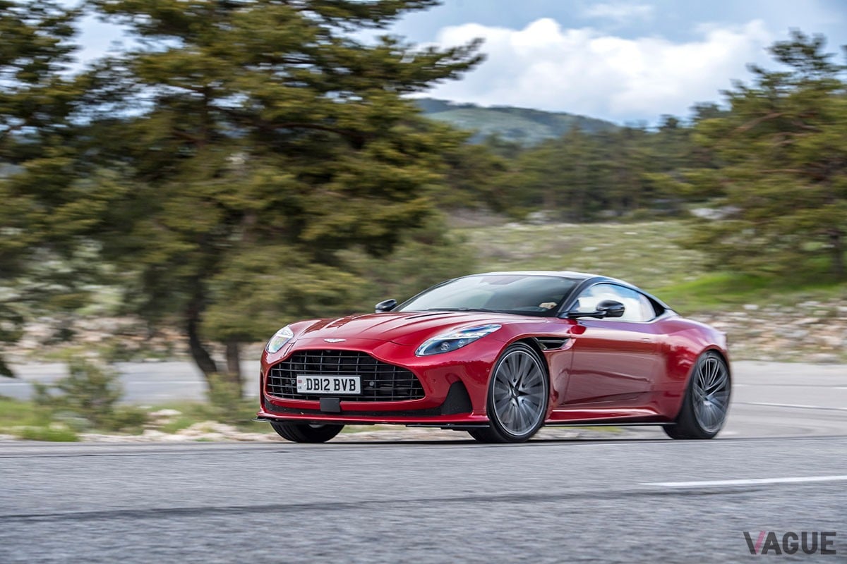 従来の「DB11」から大幅に進化を遂げた上に、丹精込めたつくり込みによって味わいもより濃密になったアストンマーティン新型「DB12」