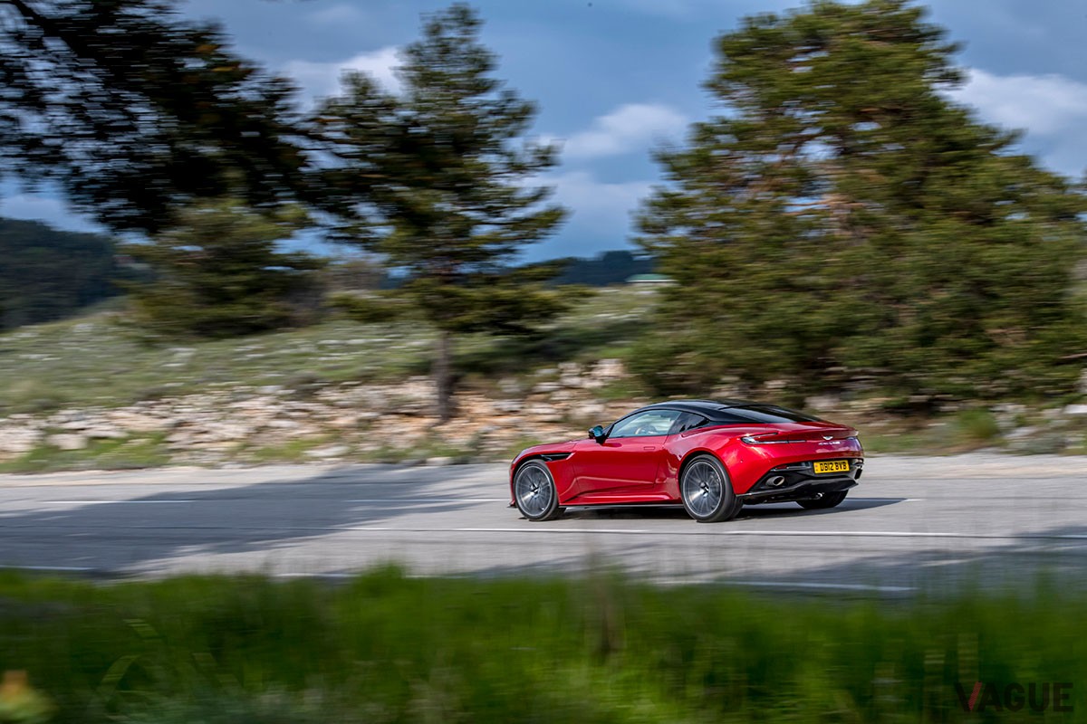 従来の「DB11」から大幅に進化を遂げた上に、丹精込めたつくり込みによって味わいもより濃密になったアストンマーティン新型「DB12」