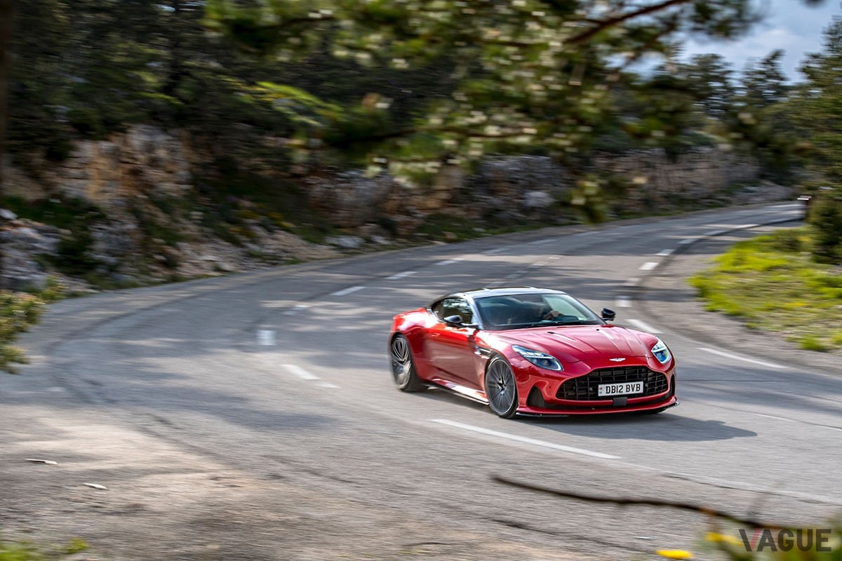 従来の「DB11」から大幅に進化を遂げた上に、丹精込めたつくり込みによって味わいもより濃密になったアストンマーティン新型「DB12」