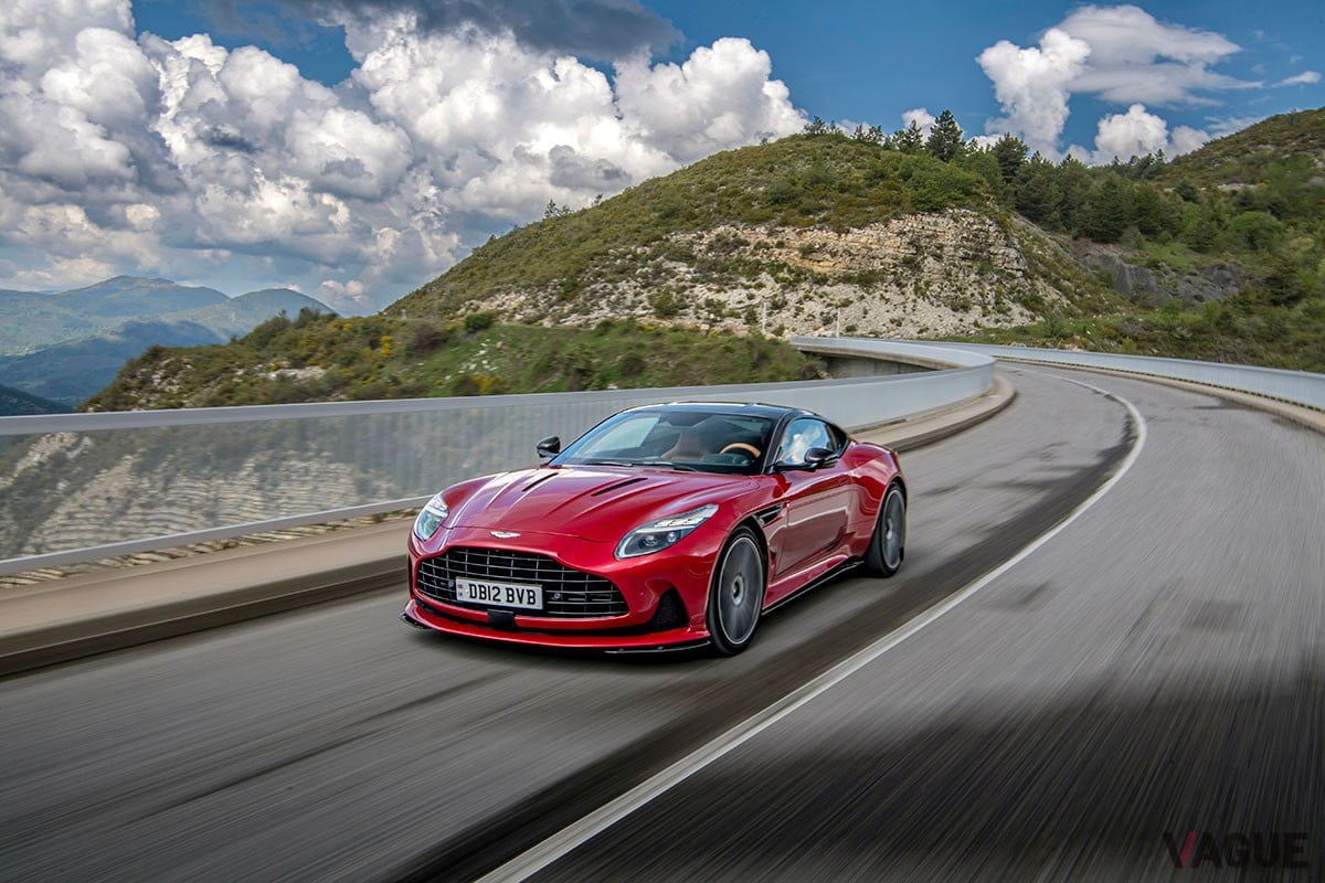 従来の「DB11」から大幅に進化を遂げた上に、丹精込めたつくり込みによって味わいもより濃密になったアストンマーティン新型「DB12」