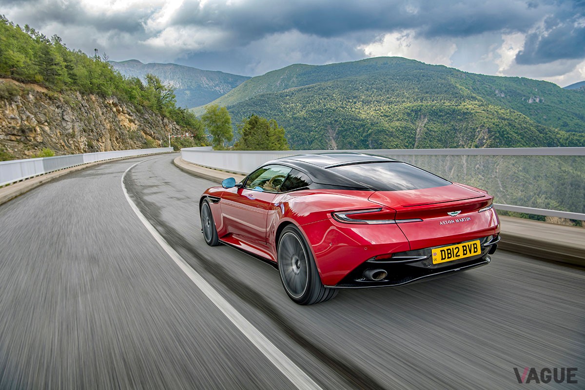 従来の「DB11」から大幅に進化を遂げた上に、丹精込めたつくり込みによって味わいもより濃密になったアストンマーティン新型「DB12」