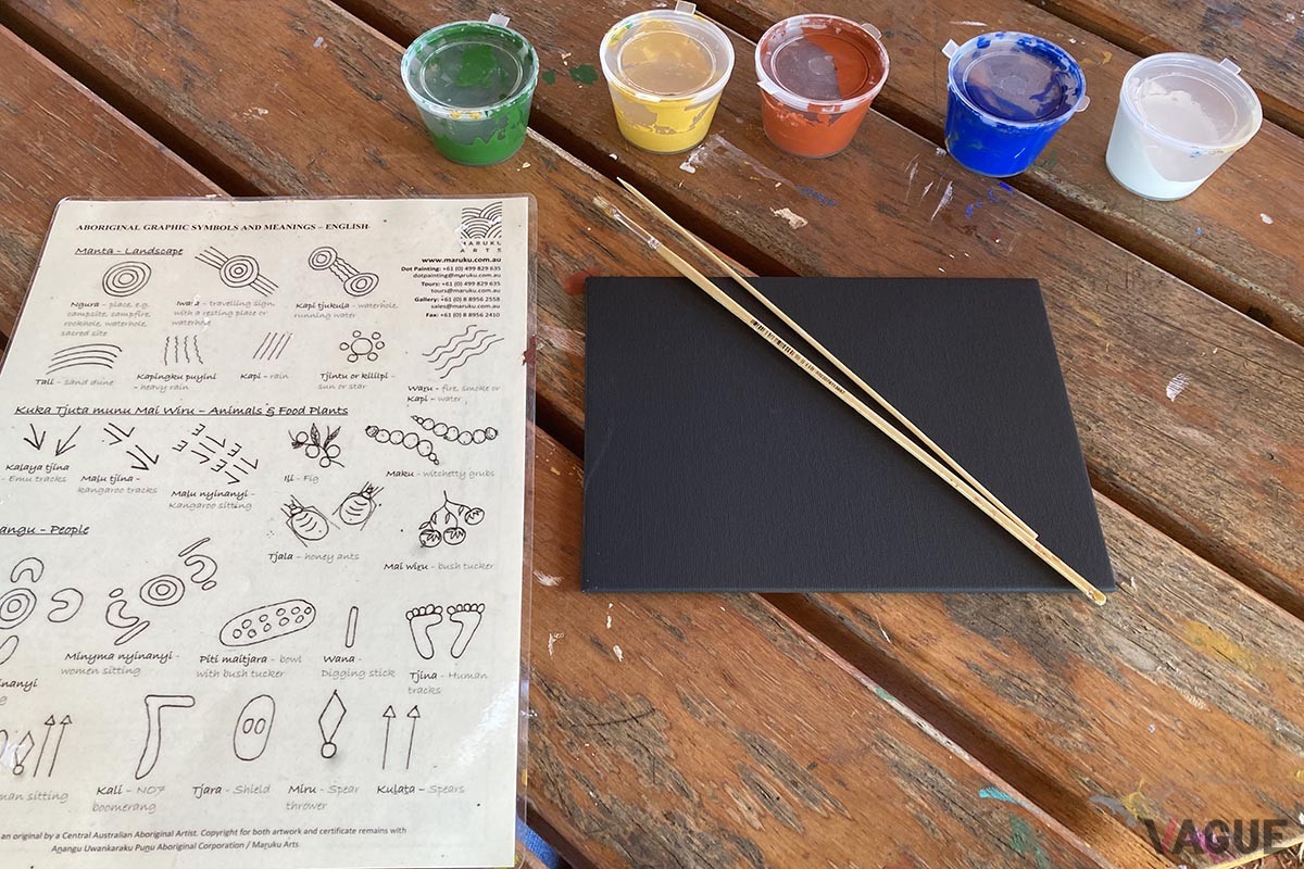 ツアー最後にはアボリジナル・アートの制作現場を訪れたり、特徴的なドットアートペインティングを自ら体験できたり。ウルルの文化的な側面に興味がある方には、特におすすめしたいツアーです。