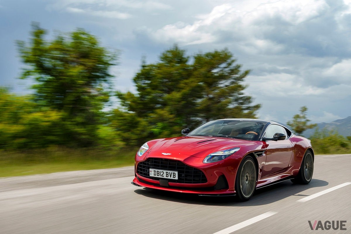 従来の「DB11」から大幅に進化を遂げた上に、丹精込めたつくり込みによって味わいもより濃密になったアストンマーティン新型「DB12」