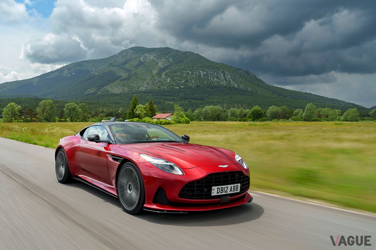 従来の「DB11」から大幅に進化を遂げた上に、丹精込めたつくり込みによって味わいもより濃密になったアストンマーティン新型「DB12」