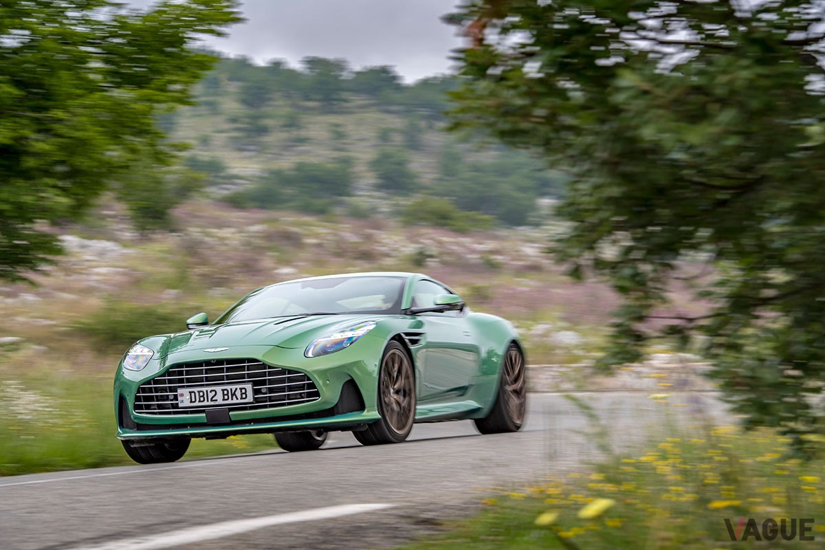 従来の「DB11」から大幅に進化を遂げた上に、丹精込めたつくり込みによって味わいもより濃密になったアストンマーティン新型「DB12」