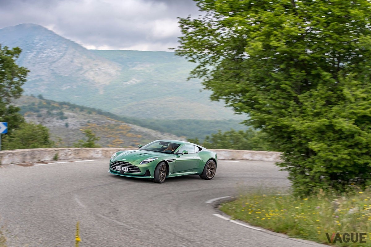 従来の「DB11」から大幅に進化を遂げた上に、丹精込めたつくり込みによって味わいもより濃密になったアストンマーティン新型「DB12」