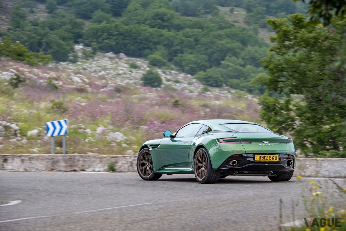 従来の「DB11」から大幅に進化を遂げた上に、丹精込めたつくり込みによって味わいもより濃密になったアストンマーティン新型「DB12」