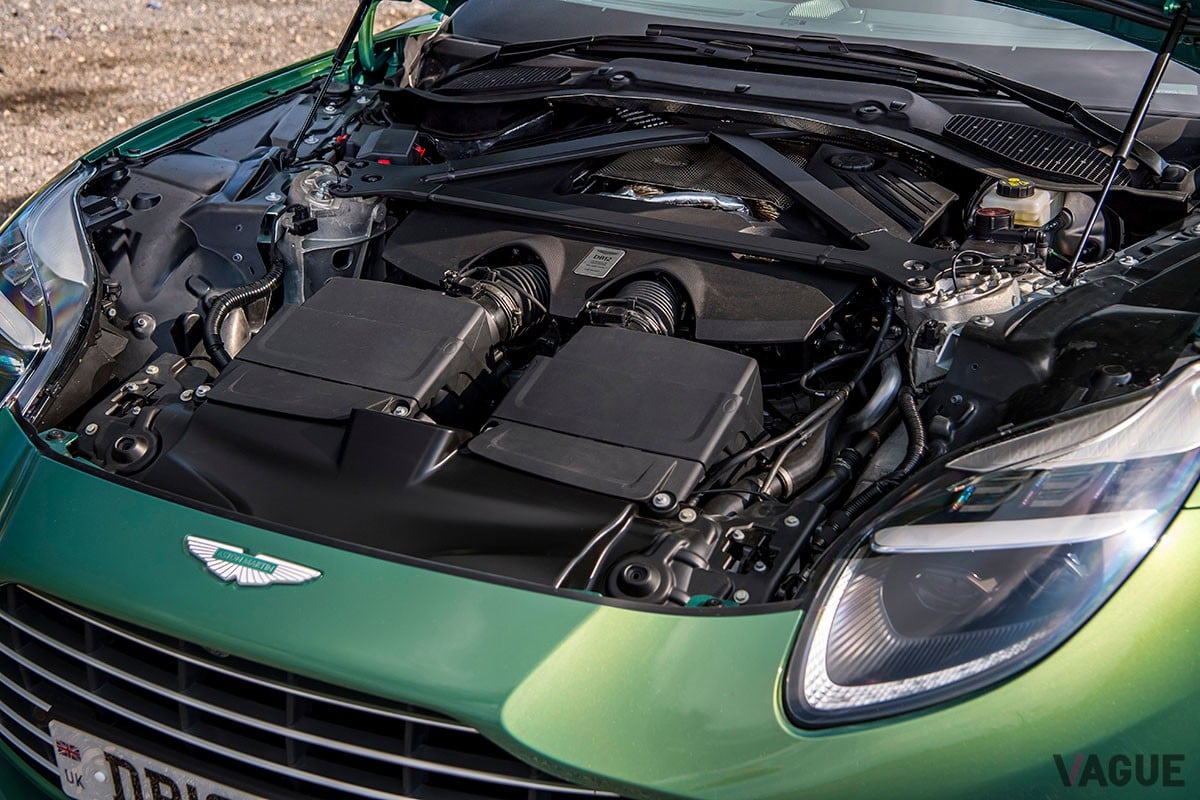 従来の「DB11」から大幅に進化を遂げた上に、丹精込めたつくり込みによって味わいもより濃密になったアストンマーティン新型「DB12」