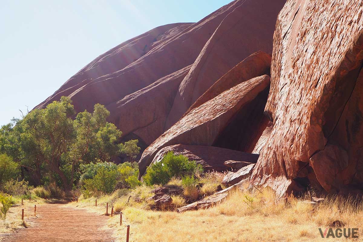 すぐそばで見るウルルは、よりいっそう美しい。