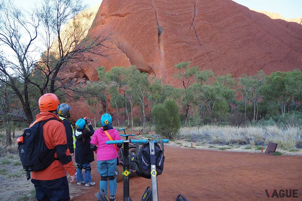 ウルルの岩肌近くを回るルートを進むので、実際にウルルに触れたり、その美しさを間近から見上げたりと、地球の迫力をこれでもかと体感できます。もちろん、ツアー前には短時間のセグウエィレッスンもあるので、初心者でも心配無用です。