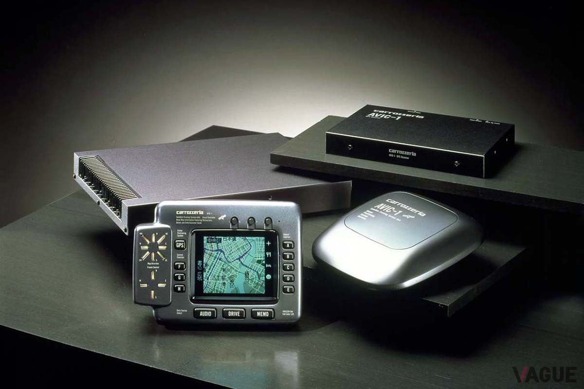 1990年に登場したパイオニア「AVIC-1」。ユーノス・コスモのCCCSと共に、世界初のGPSカーナビとなった