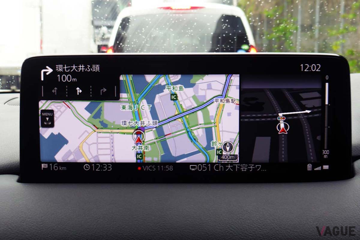 ヨコ長のディスプレイを備えるマツダ「CX-8」のマツダコネクト。地図を広く表示できる上に交差点拡大図や車線ガイドなど豊富な情報が一度に表示できる
