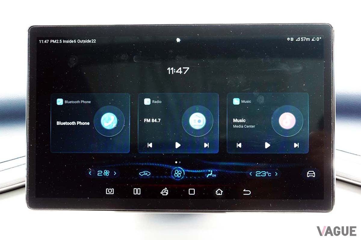 2023年1月に日本で発売されたBYD「ATTO3」のセンターディスプレイ。ほぼタブレットが搭載されたようなディスプレイで、ひとつひとつの表示が小さ過ぎる