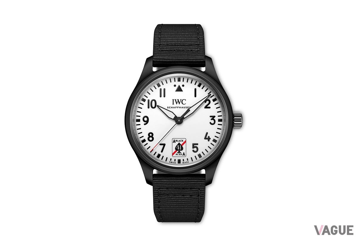 スーパールミノバ顔料入りのダイヤルには、ブラックのインデックスと数字、スペードのエースを思わせる「ブラック・エイセス」の記章を文字盤にプリント