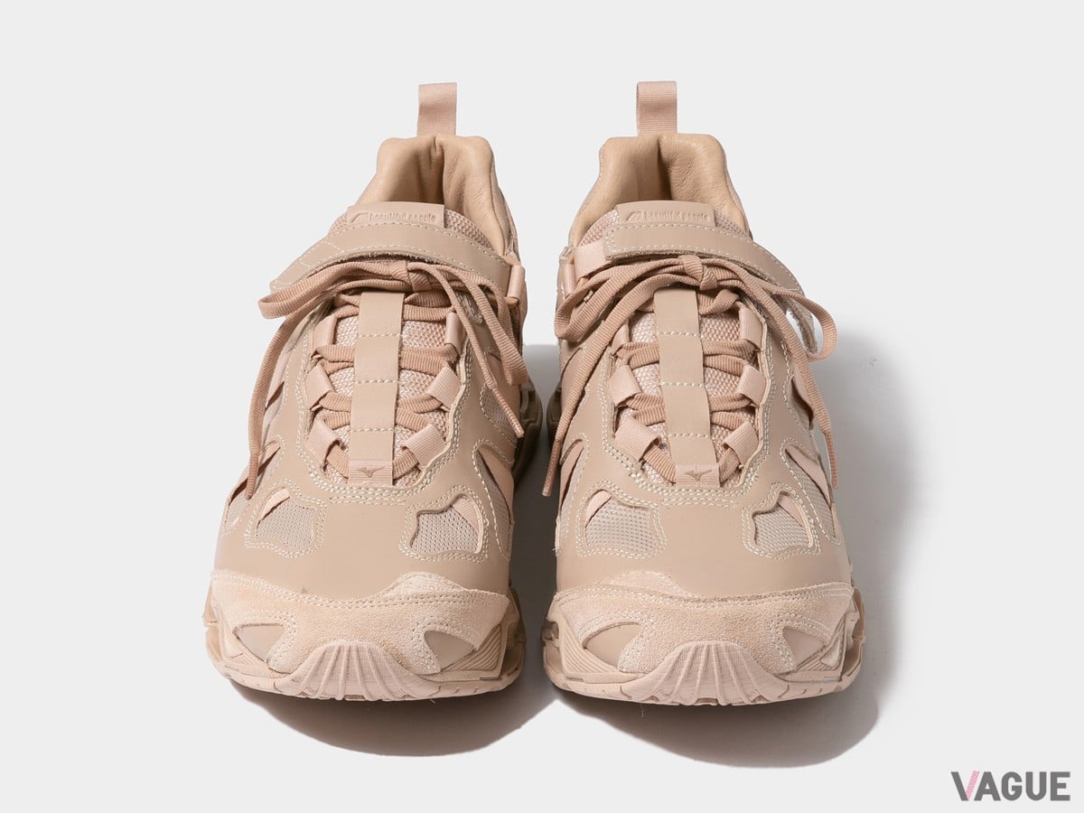 シューレースだけでなくベルクロでもフィット感を調整することが可能。シュータンにはミズノとbeautiful peopleのロゴが刻印されている