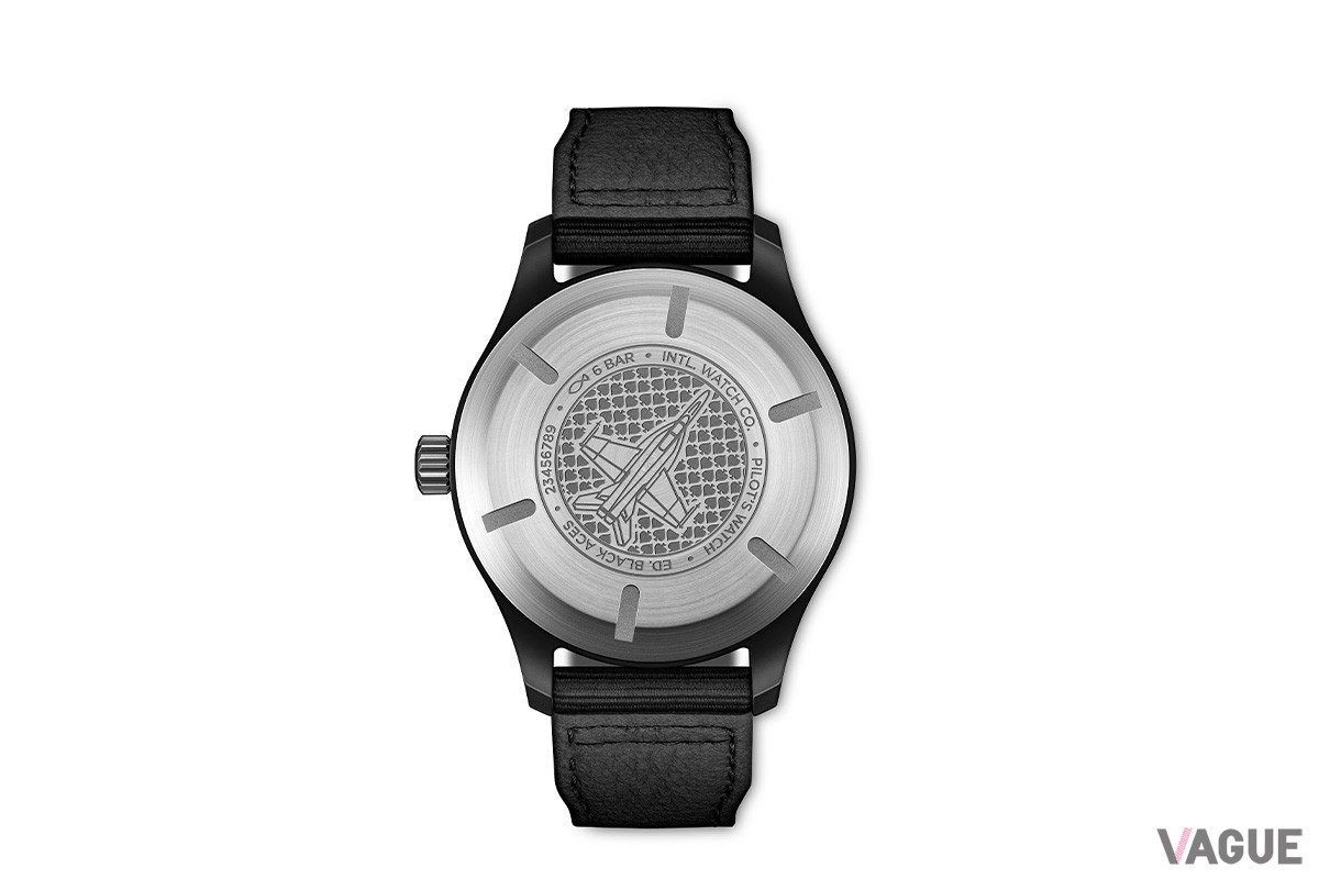 軽量チタン製の裏蓋にはスペードの背景に「ブラック・エイセス」の双発ジェット機のエングレーヴィングが施されます