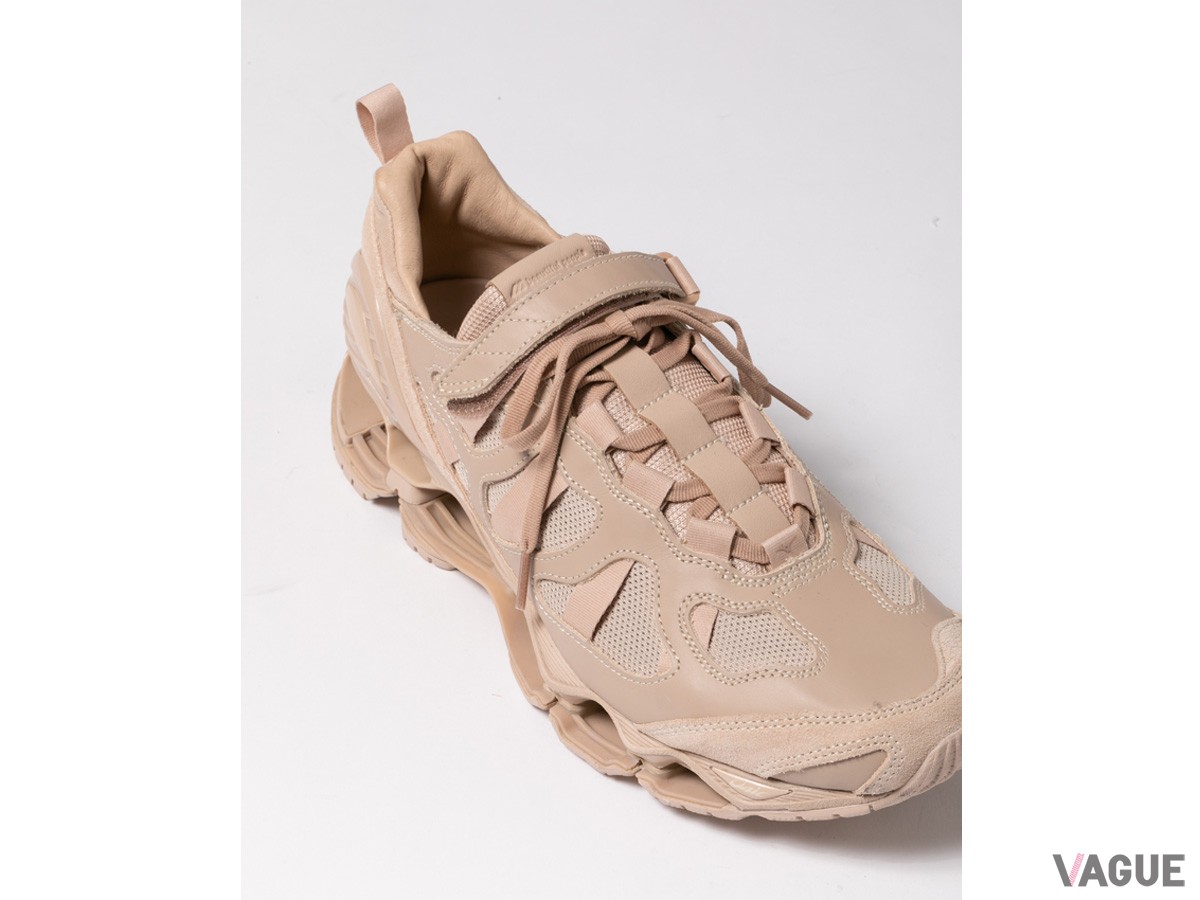 サンドベージュのワントーンカラーでも、立体感のあるアッパーデザインや素材の違いによって奥行きのある表情に