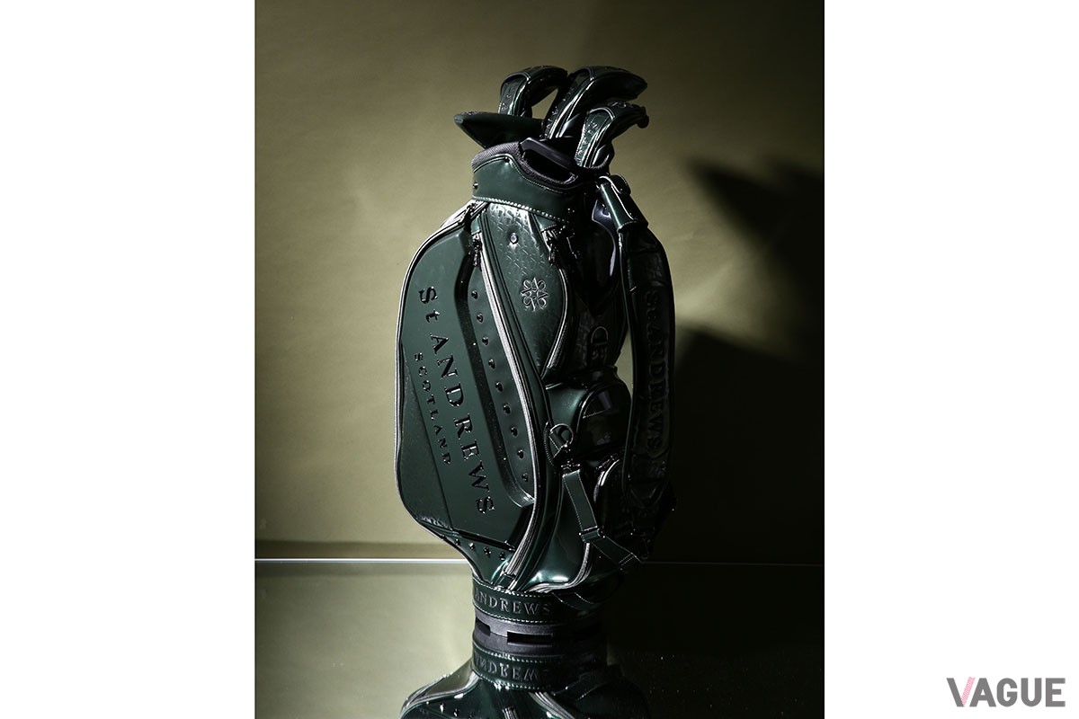 つややかでエレガントなルックスと優れた使い勝手を融合したSt ANDREWS「STAロゴエナメルキャディバッグ」