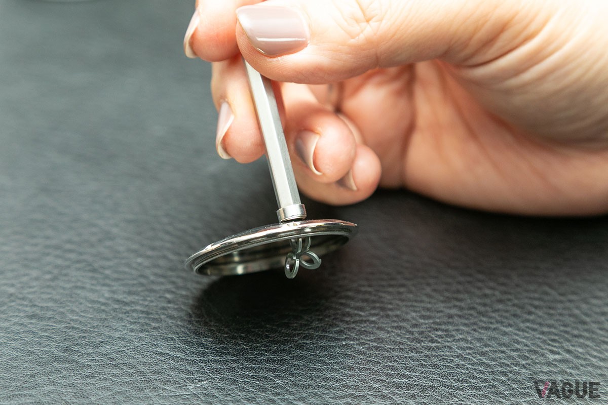 高い耐磁性能を誇る「マグネチック・フィールド・プロテクション」により、磁力に弱い機械式時計を守っている