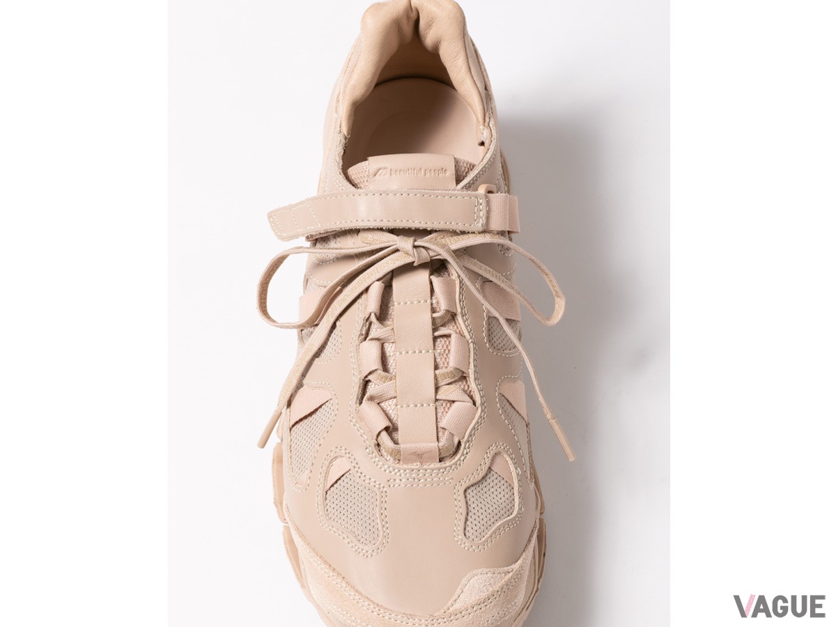 サンドベージュのワントーンカラーでも、立体感のあるアッパーデザインや素材の違いによって奥行きのある表情に