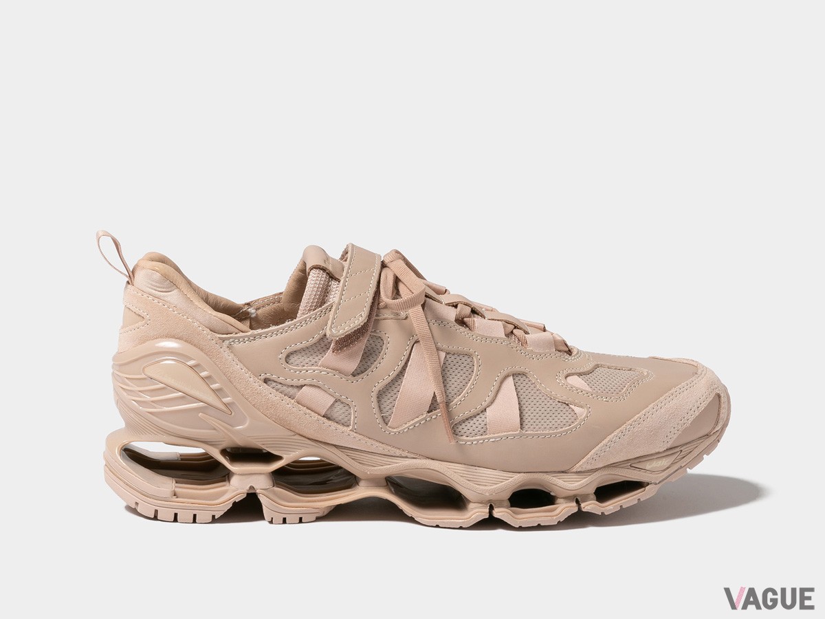 バネのような反発力を生む“INFINITY WAVE”。ミッドソールのスポンジがないことで劣化を抑え、耐久性も強化している