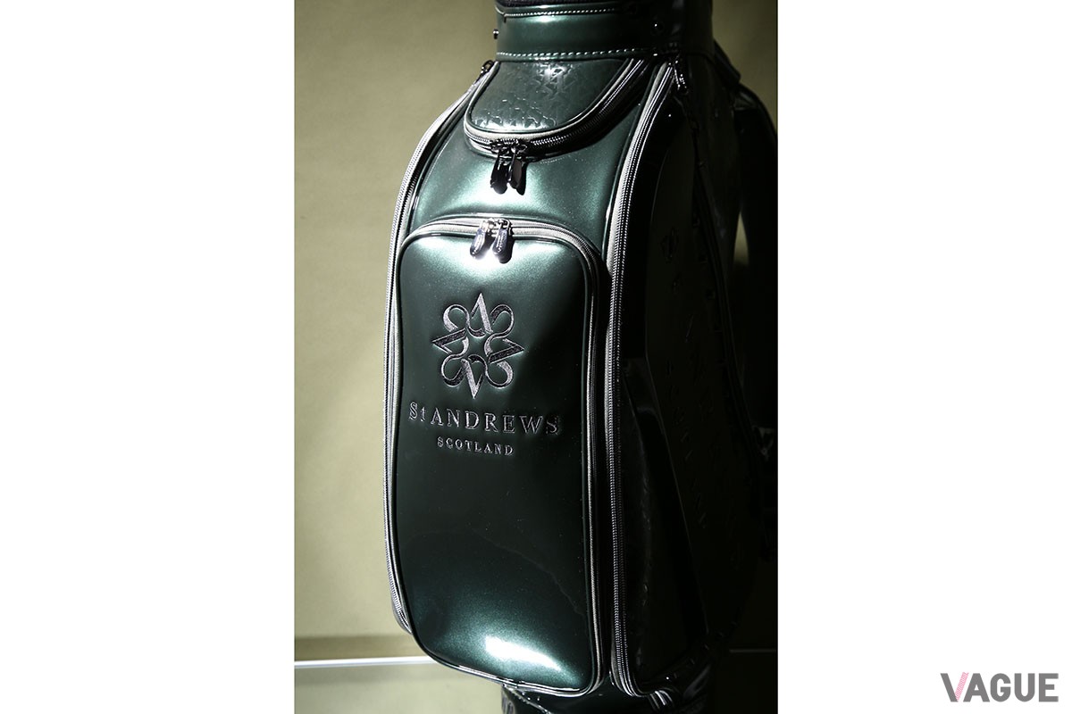 つややかでエレガントなルックスと優れた使い勝手を融合したSt ANDREWS「STAロゴエナメルキャディバッグ」