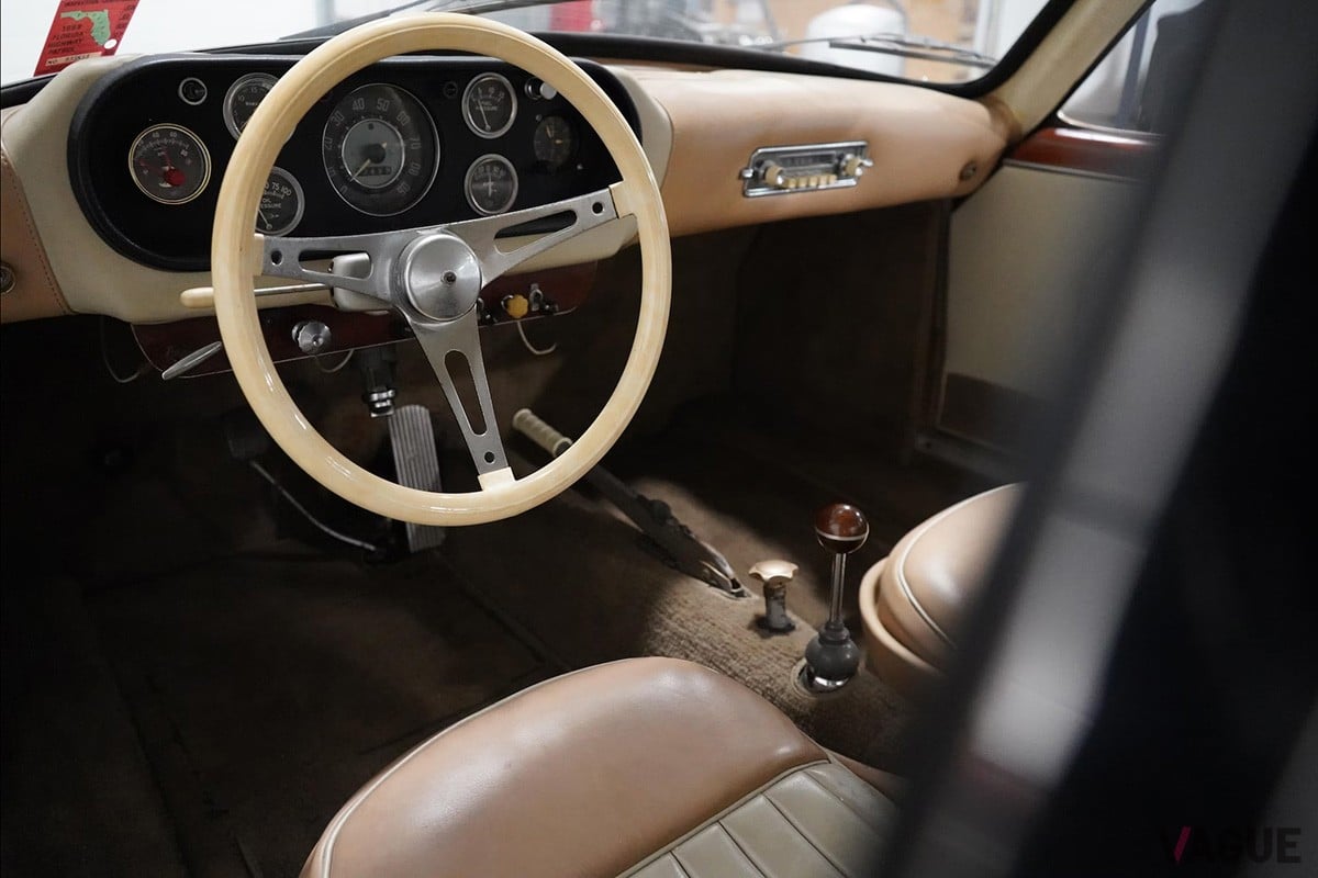 オリジナリティあるインテリア（C）Collectingcars.com