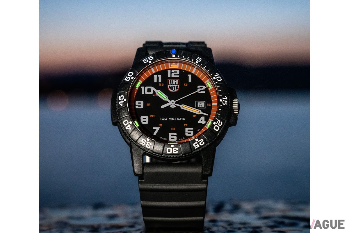 「LETHER BACK SEA TURTLE GIANT 0320」は高品質な「ルミノックス・ライト・テクノロジー（LLT）」を偶数インデックスのみとすることで、高機能でありながら手ごろなプライスを実現