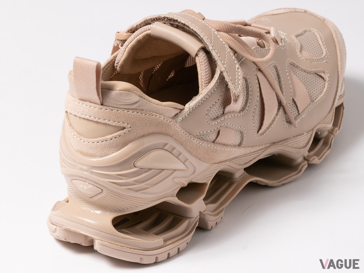 バネのような反発力を生む“INFINITY WAVE”。ミッドソールのスポンジがないことで劣化を抑え、耐久性も強化している