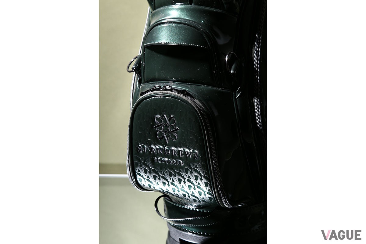 つややかでエレガントなルックスと優れた使い勝手を融合したSt ANDREWS「STAロゴエナメルキャディバッグ」