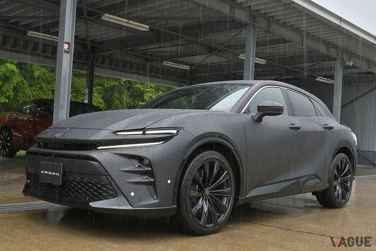 マットブラックのボディ色をまとい凄みの効いたトヨタ新型「クラウン・スポーツ」