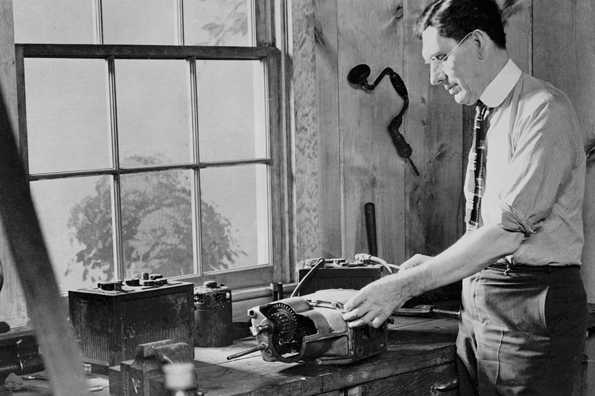 1911年、20世紀の自動車産業において最も革新的な技術のひとつであるセルフスターターを発明